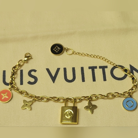 LV Small Lock Charm/unbranded Charm Bracelet, New, Adjustable - Picture 1 of 4